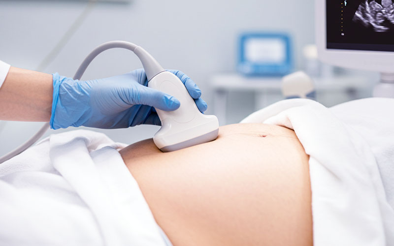 初期中絶手術を受ける女性