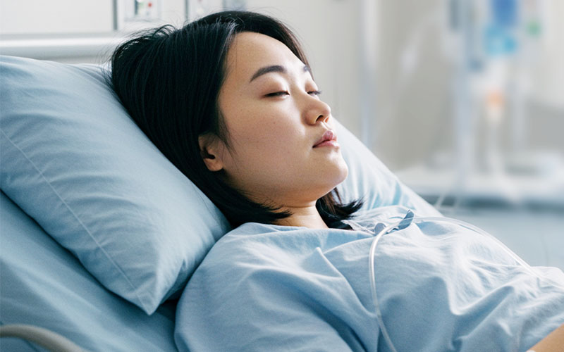 無痛手術を可能にする「静脈麻酔」を受けている女性
